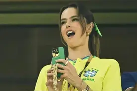 巴西超模AA现身卡塔尔看球赛，穿黄色球搭配紧身裤，大秀好身材图片