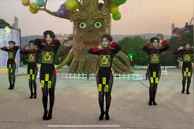 江苏某景区引热议，奇装异服小姐姐跳网红舞，吸引众游客目光图片