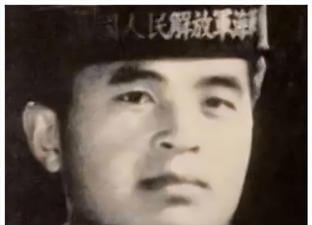 毕福剑现身网红聚会，跷二郎腿叼烟没人理，网友：太把自己当回事