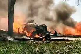 印度又闹国际笑话，苏30和幻影2000撞个稀巴烂，飞行员跳伞丧命图片