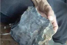 印尼棺材商捡到45亿年历史的陨石，每克857美元，卖出1200万天价图片