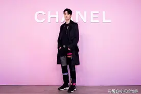 王一博在日本人气火爆，与小松菜奈同框，秀场引来众人围观图片
