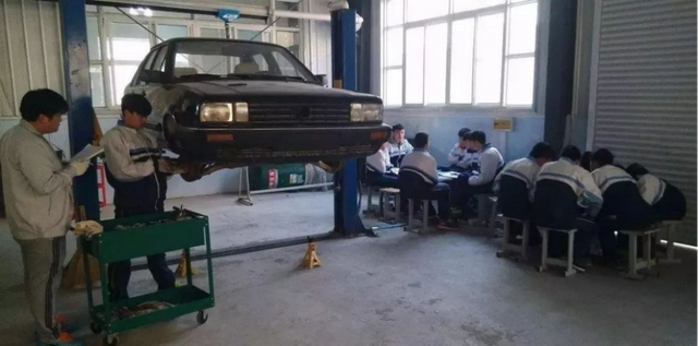 一张二手车里的奥特曼贴纸，帮他抓住了杀父凶手