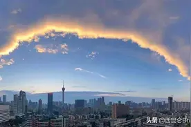 地震将至的预兆吗？成都上空出现罕见鸳鸯锅，一半云朵一半蓝天图片