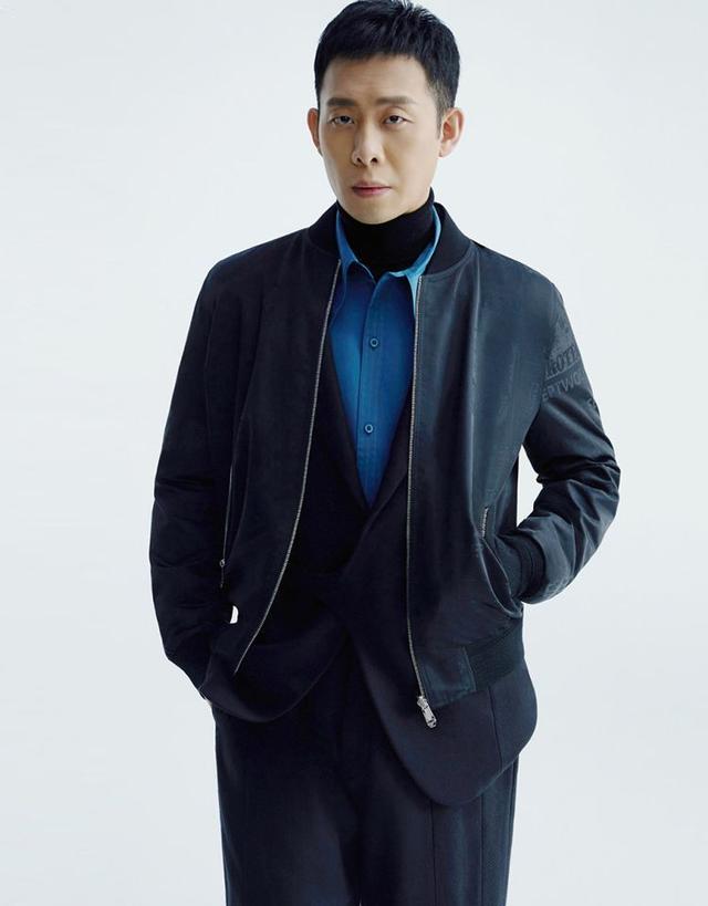 看了45岁张译的穿搭,我发现:中年男人"反油腻"比扮嫩更显气质