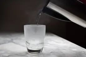 最简单的养肺法：一杯热水图片