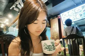 曹格12岁女儿近照认不出，穿露脐背心戴夸张耳环，打扮成熟时尚图片