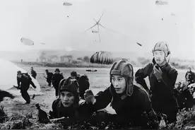 70年代，两位团长被破格提升为副军长，后分别被授少将和中将军衔图片