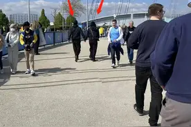 马思纯国外逛街被偶遇！身材臃肿比男友壮一圈，手拉手逛街太恩爱图片