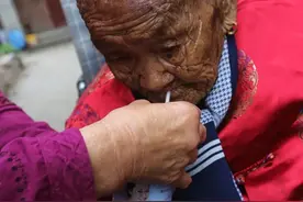 山东有位孝顺媳妇，十几年如一日伺候瘫痪在床的婆婆图片