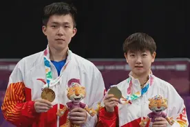 国乒集结威海，孙颖莎的新手机很吸睛，王楚钦一路抱着心爱之物图片