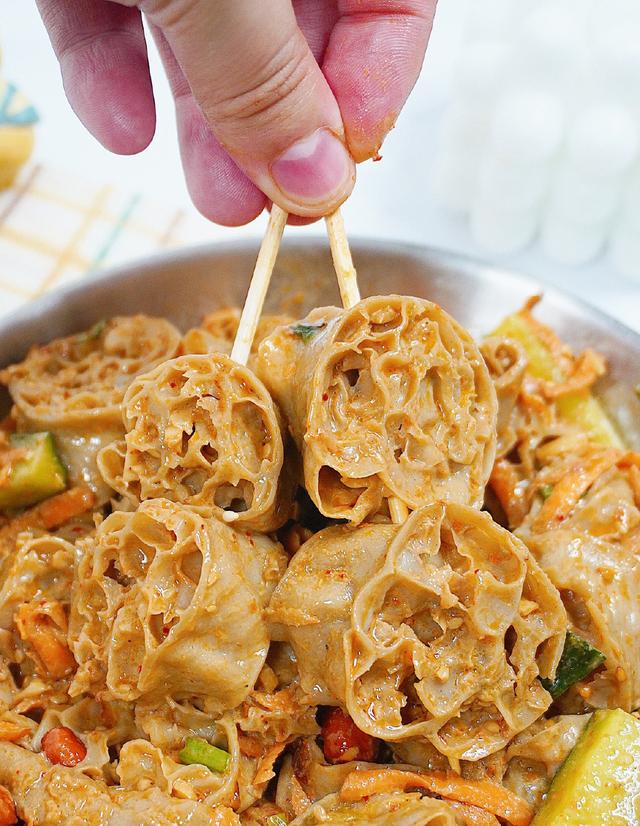 还说这个凉拌吸汁面藕制作起来还是很简单的,3步就