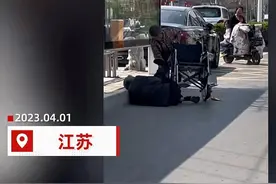 近日，大妈把老伴从轮椅上推倒在地，用鞋抽打之后，推着轮椅离去图片