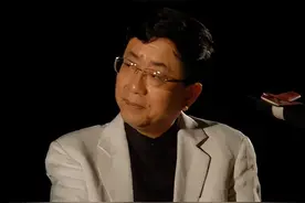 李红为照顾病重余秋雨，异地打工每月只留40元，却换来一纸离婚书图片