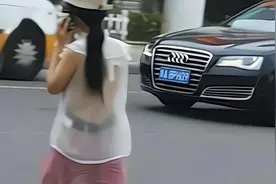 妹子胆子真大，敢穿透视装出门，你不怕被人看到会脸红吗？真尴尬图片