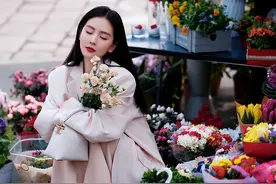 刘诗诗最新米兰街拍 街头捧花展现意式优雅图片