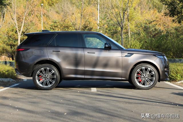 新车｜百万级SUV还能怎样平衡动感和舒适？试驾全新揽胜运动版