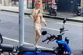 纪实:女子上身穿块布,腰间缠着一根绳出门,路人拍摄时大胆摆造型图片