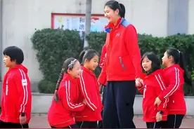 小学生身高近1.9米，被郑大体育学院选中，姐姐则到体育中学读书图片