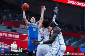 双外援合砍48分青岛全场狂轰21记三分球 46分大胜送福建8连败图片