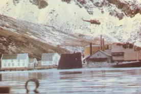 阿根廷“圣菲”号潜艇惨剧：被英国直升机围殴，打的被迫搁浅弃船图片