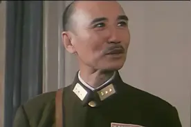 解放军战士饰演蒋介石火遍两岸，台湾请他拍戏，林青霞找他合影图片