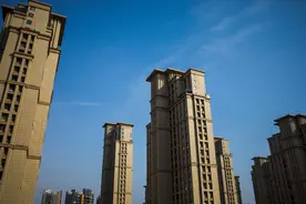 儿子大学毕业后远赴国外，回国探亲时竟遭到了父亲的起诉图片