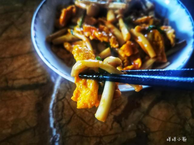 海鲜菇营养美味又低脂，吃法简单又多样，烹饪前这一步不能少