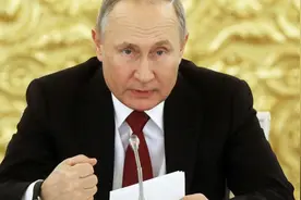 乌边境不设防，已有士兵投降，成立“反普京联盟”，打仗还要众筹图片