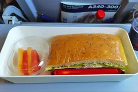 看完美国的飞机餐，再看看中国的，空腹进，扶墙出，量大吃到撑图片