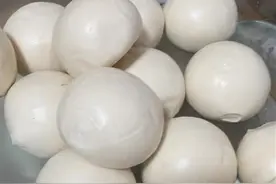 过年蒸馒头，只加酵母就错了，多加这两样，馒头又香又白还好吃图片