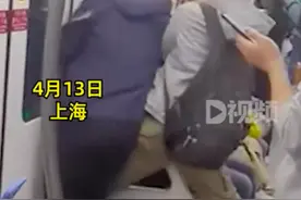 上海地铁2男子争抢车厢门前站位，拍摄者：没见过抢站位的，持续不到一分钟，其中一男子没抢过离开了图片