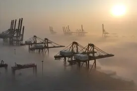 河北唐山港京唐港区出现平流雾景观图片