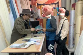 35年布料行老板，他的热情和专业征服了我们，而微笑给了我们温暖图片