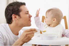 孩子攻击性强，一不高兴就打人，家长这么做比批评更有效图片