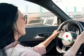 汪小菲宣布和解，S妈心情不错开豪车海边兜风，拍照时却强颜欢笑图片