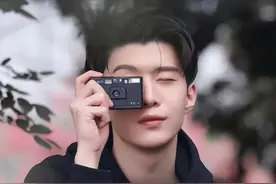 范丞丞现身直播间，大号冲浪当榜一，女主播：看一会你就出去吧图片