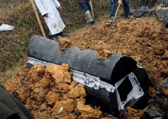 湖北一老汉自制棺材穿寿衣，喝农药孤独死去，离世前留下8个字