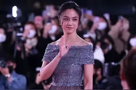 韩国这一夜，汤唯如女王，IU成红毯公主，女星风情万种，真好看图片