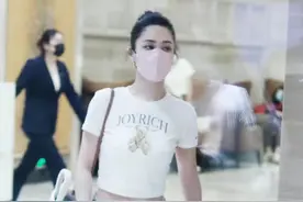 阿娇瘦了后连穿搭都更自信！直接穿露脐装走机场，小蛮腰秀个不停图片