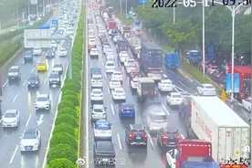 不论“小黄人”“小蓝人”“小橙人”，都是风里雨里坚守的人图片