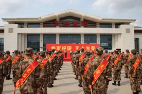 参军有了新规：新兵可自行报到，路费报销，战时无条件征退役军人图片