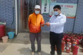 公交车长“拾金不昧”，失主执着表示感谢图片