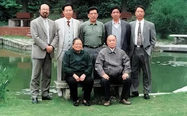 “毒教材”死灰复燃，插图变本加厉触目惊心，背后那双手太厉害