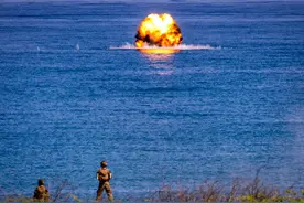 美菲5000人在南海拉开架势，模拟全面战斗，导弹击沉敌舰图片