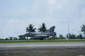台军战机陆续挂弹升空，台空军忙解释称“与解放军军演无关”图片