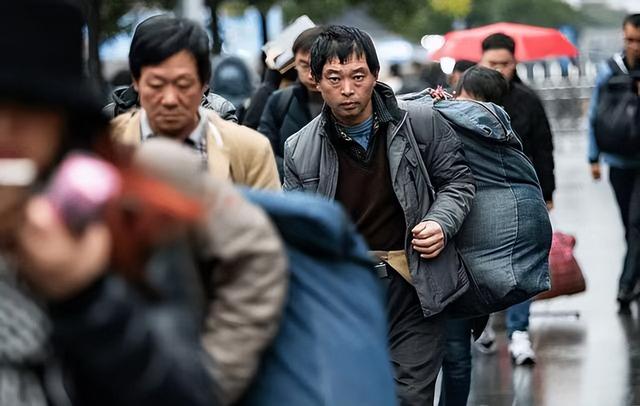农民夫妻生活拮据，家中却藏有八千万现金，警察揭露他们的真面目