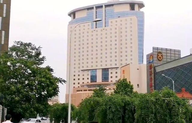 北京的陕西大厦位于朝阳区华威里,改成了长安大饭店,楼高27层,有客房