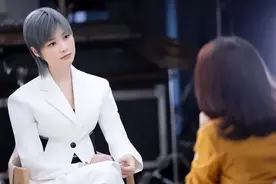 得强直性脊柱炎的明星们：李宇春难以躺下，他27年没直过腰图片