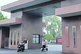 不用登记，没有门禁，停车免费，安徽舒城县政府大院火了图片